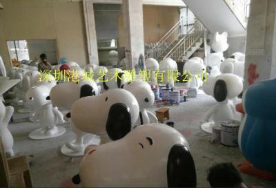 广西商场美陈装饰主题玻璃钢卡通史努比雕塑